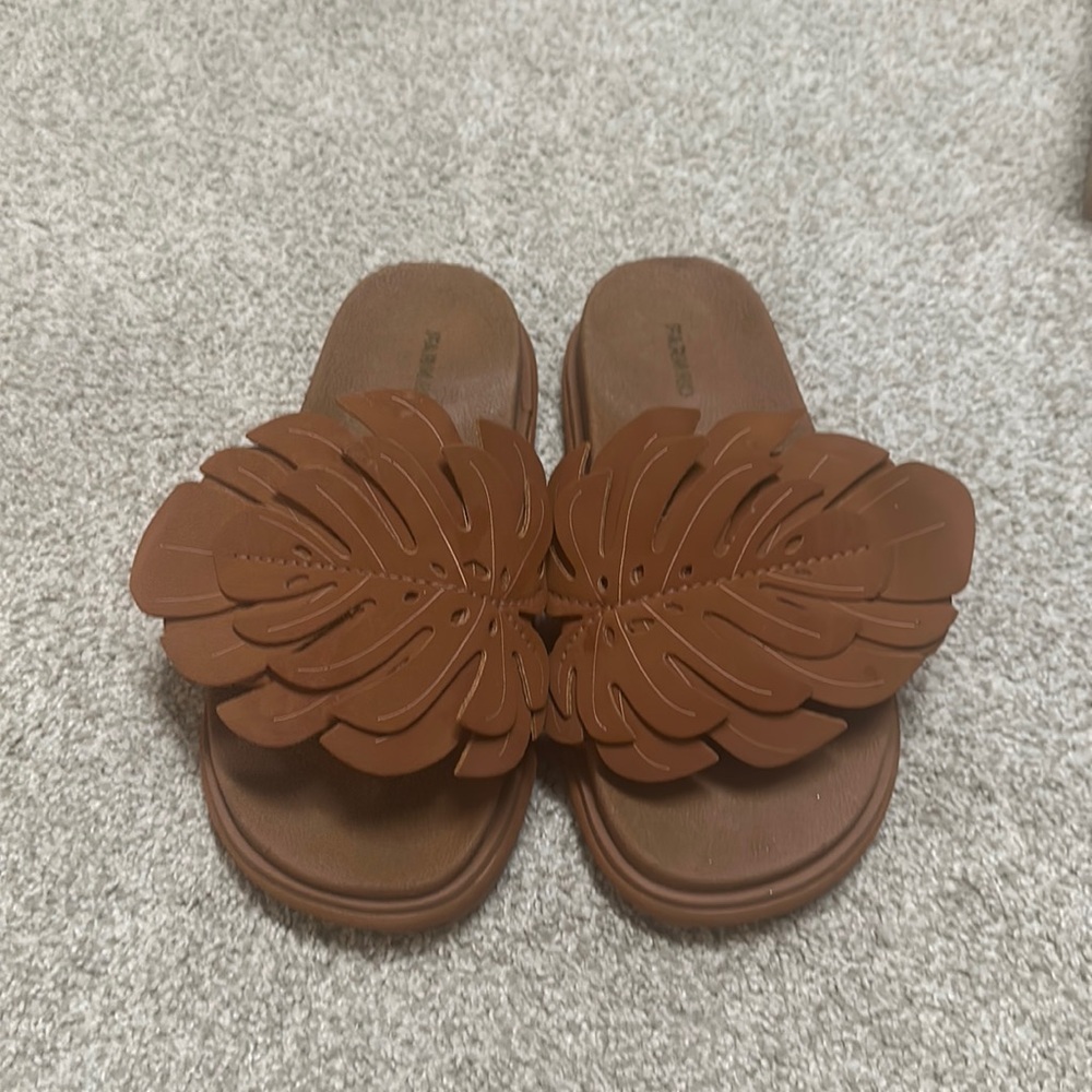 Like new FARM RIO monstra leaf brown sandal